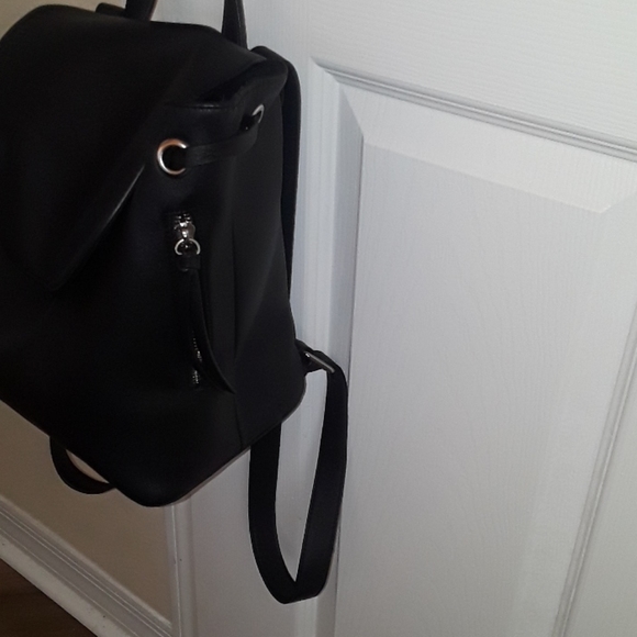 Small black Bucket bag | Brand: Forever 21 - Picture 2 of 4